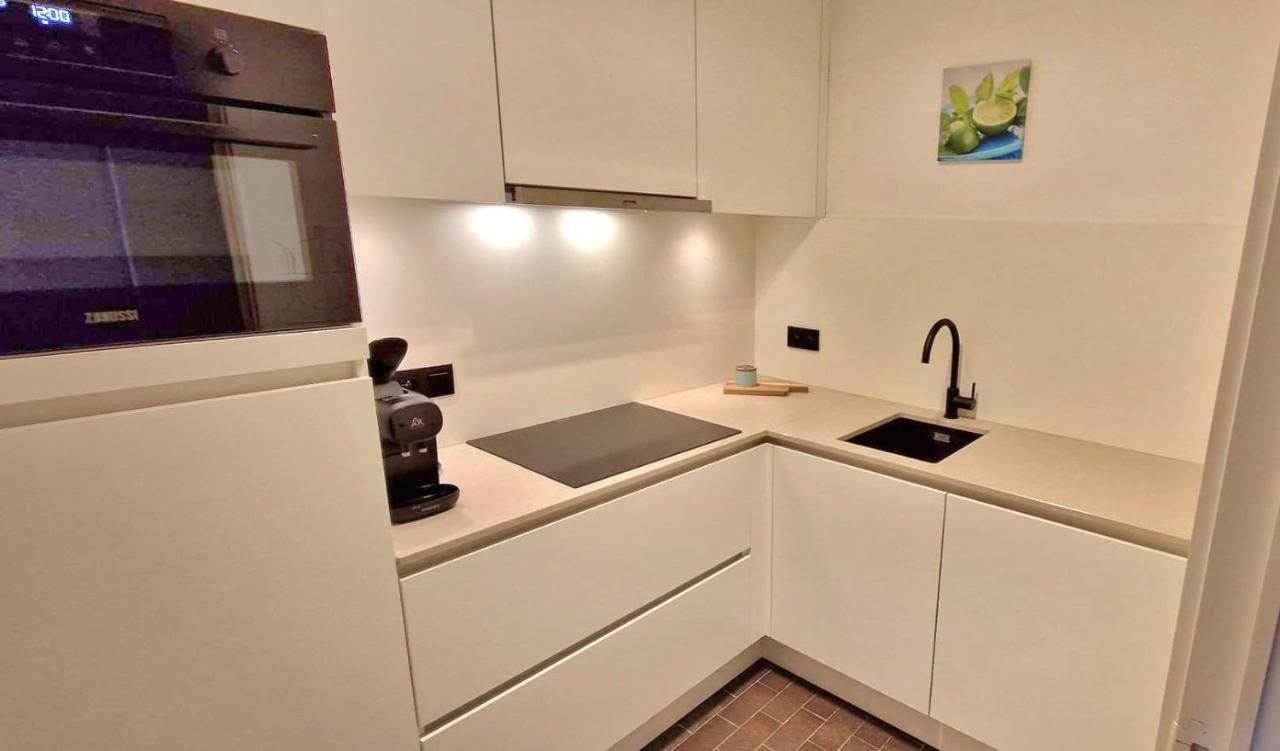Modern Appartement Met Frontaal Zeezicht En Prive Parking Кнокке-Хейст Экстерьер фото